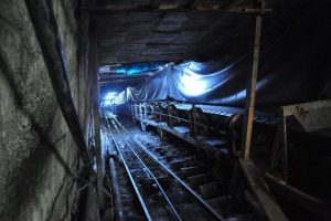 Madeni su bastı: 15 kişi mahsur