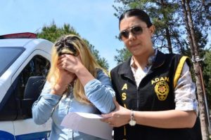 İkiz kardeşine fuhuş yaptıran kadın su&ccedil;&uuml;st&uuml; yakalandı