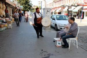 Tiyatrocu, esnafa Ahiliği anlattı