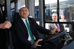Bursa'da bakan 'yerli otomobil'in direksiyonuna ge&ccedil;ti: 'Artık zamanı geldi...'