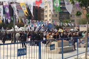 Onun mitingine katılanları taşladılar