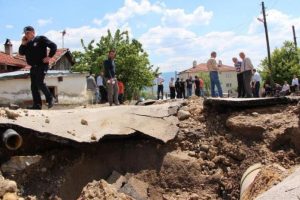 Su borusu bomba gibi patladı