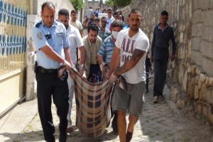 Eve d&ouml;nd&uuml;ğ&uuml;nde kocasının cesediyle karşılaştı