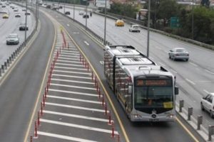Yolcu metrob&uuml;s şof&ouml;r&uuml;n&uuml; bı&ccedil;akladı!