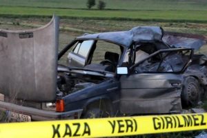 Yola kontrols&uuml;z &ccedil;ıktı: 1 &ouml;l&uuml;, 2 ağır yaralı