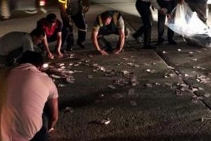 Atat&uuml;rk Havalimanı'nda para torbası patladı, paralar aprona sa&ccedil;ıldı