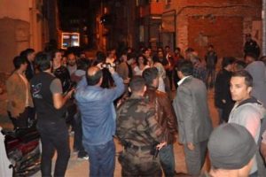 &Ccedil;anakkale'de karşıt g&ouml;r&uuml;şl&uuml; iki grup arasında kavga &ccedil;ıktı: 3 yaralı