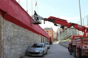 Stada giremeyen cezalı y&ouml;netici, ma&ccedil;ı vincin &uuml;zerinden izledi