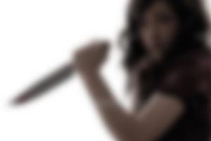 Şaka yapan kocasını bı&ccedil;akladı