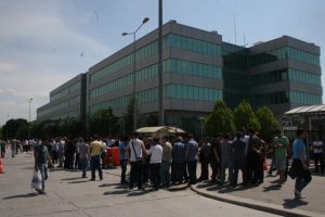 Bursa'da şok iddia! İş&ccedil;ilerin &uuml;zerine servis aracı mı s&uuml;r&uuml;ld&uuml;!