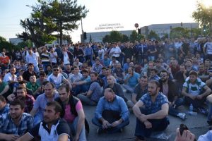 Bursa'da metal iş&ccedil;ilerinin eylemi s&uuml;r&uuml;yor! &Uuml;retimler duruyor...