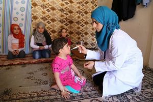 Kassum hemşire Suriyelilere şifa dağıtıyor