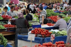 Fiyatlar d&uuml;şt&uuml;, satıcının da vatandaşın da y&uuml;z&uuml; g&uuml;ld&uuml;
