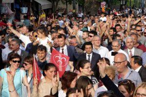 MHP Bursa milletvekili adayları kol kola y&uuml;r&uuml;d&uuml;