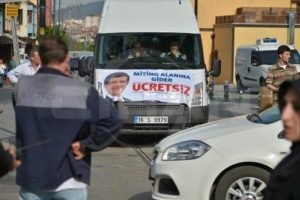 Ak Parti mitingi &uuml;cretsiz taşımaya rağmen beklenen ilgiyi g&ouml;rmedi