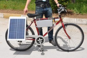 &Uuml;niversite &ouml;ğrencisi g&uuml;neş enerjisiyle &ccedil;alışan bisiklet yaptı