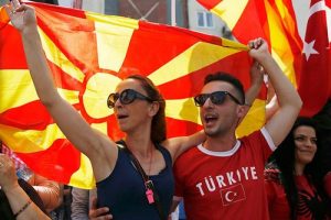 Makedonya'da &ouml;fkeli muhalefet h&uuml;k&uuml;metin istifası i&ccedil;in sokakta