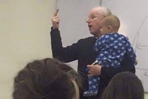&Ouml;ğrencinin bebeği ağlayınca profes&ouml;r inanılmaz bir şey yaptı