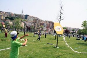 G&ouml;ky&uuml;z&uuml;n&uuml; renkli u&ccedil;urtmalar s&uuml;sledi