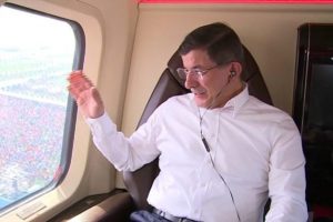 Helikopterden canlı yayınla partilileri selamladı