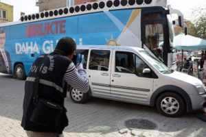 AK Parti se&ccedil;im b&uuml;rosuna bı&ccedil;akla saldırı