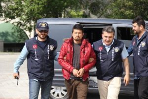 Tuvaletini yaparken kendini uyaran adamı &ouml;ld&uuml;rd&uuml;