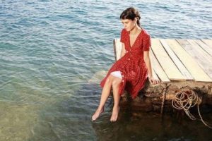 Beren Saat'ten İran'a &ccedil;ok sert 'Fatmag&uuml;l' tepkisi...