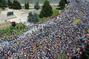 Makedonya'da h&uuml;k&uuml;meti protesto eden 100 bin kişi sokaklara d&ouml;k&uuml;ld&uuml;