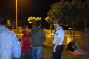 Bursa'da parkta kalan Suriyeli aile Emniyete teslim edildi