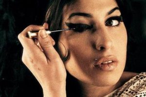 Amy Winehouse g&ouml;z g&ouml;re g&ouml;re &ouml;lm&uuml;ş!...