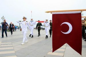 Atat&uuml;rk'&uuml; temsil eden bayrak karaya &ccedil;ıkarıldı