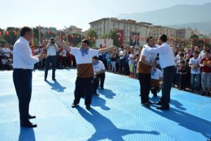 AK Partili ve CHP'li vekil karşılıklı kolbastı oynadı
