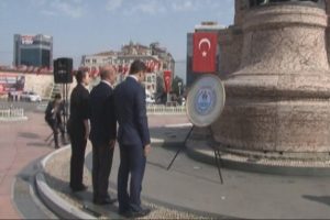 Taksim'deki Cumhuriyet Anıtı'na &ccedil;elenk bırakıldı