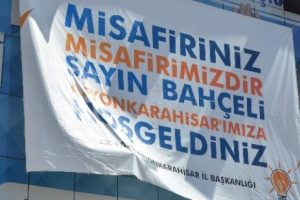 AK Parti'den Bah&ccedil;eli'ye s&uuml;rpriz pankart