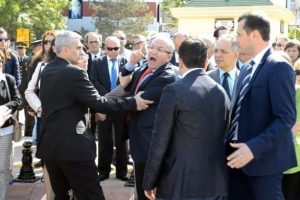 19 Mayıs kutlamalarında 'siyasi bayrak' krizi