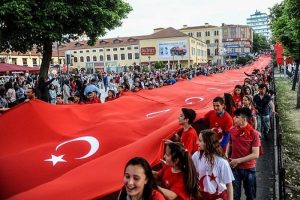 Samsun'da 1919 metrelik T&uuml;rk bayrağı a&ccedil;ıldı