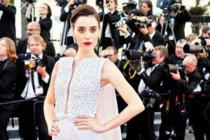 Cannes'a katılan Cansu Dere kırmızı halıda &ouml;nemsenmedi...