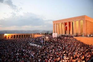 17 yıl sonra ilk kez Anıtkabir'de konser verildi