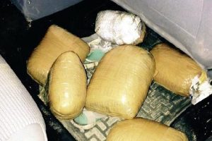 Yoğurt kovası ve koltuk arasında 9 kilo esrar ele ge&ccedil;irildi