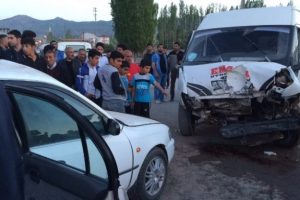 Minib&uuml;sle otomobil &ccedil;arpıştı: 1 &ouml;l&uuml;, 4 yaralı