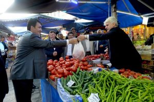 Bursa Osmangazi'de milletvekili pazarcı oldu, alışverişi başkan yaptı...