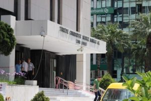 Başbakanlık Ofisi &ouml;n&uuml;nde bomba paniği