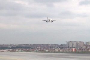 U&ccedil;akta hastalanan yolcu erken iniş yaptırdı