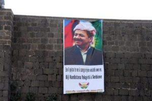 Diyarbakır surlarına Barzani'ye destek pankartı asıldı