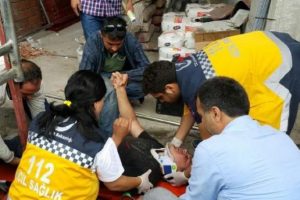 &Uuml;zerine iskele demiri d&uuml;şen iş&ccedil;i yaralandı