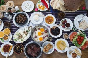 Kahvaltıda yumurtanın yanında &ccedil;ay t&uuml;ketmeyin