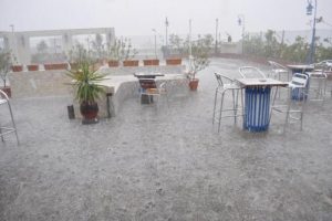 İzmir'e yarım saat fındık b&uuml;y&uuml;kl&uuml;ğ&uuml;nde dolu yağdı