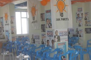 AK Parti'nin se&ccedil;im b&uuml;rosuna saldırıya 5 g&ouml;zaltı