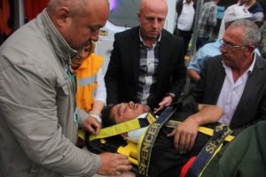 Afiş asarken d&uuml;şen iş&ccedil;i ağır yaralandı