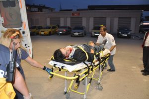 Bursa'da otomobil istinat duvarına &ccedil;arptı!